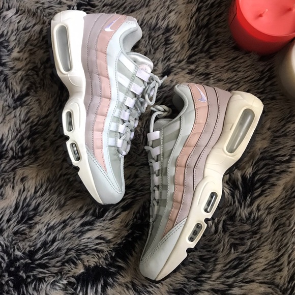 Nike Women’s Air Max 95 in ‘Moon Particle’ Light Silver White - Picture 2 of 6
